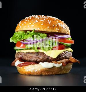 Frische leckere Burger auf dunklem Hintergrund Stockfoto