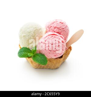 Verschiedene bunte Eiskugeln mit Minzblatt in Waffelkorb isoliert auf weißem Hintergrund Stockfoto