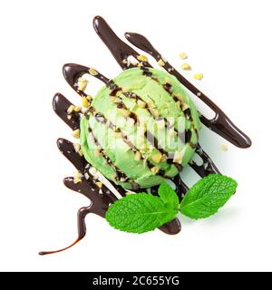 Draufsicht auf Pistazien-Eiscreme mit Schokoladensirup, Wallnuts und Minzblatt isoliert auf weißem Hintergrund Stockfoto
