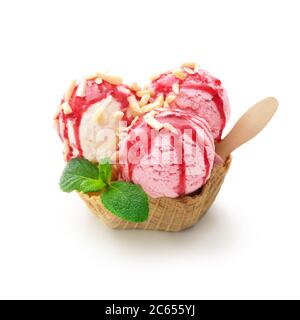 Verschiedene bunte Eiskugeln mit Himbeersoße, Mandeln und Minzblatt in Waffelkorb isoliert auf weißem Hintergrund Stockfoto