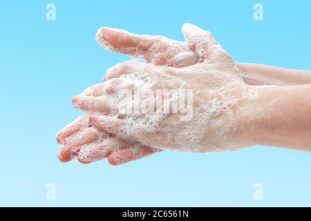 Hände waschen mit Seife, um Keime, Bakterien oder Viren zu verhindern. Hände reinigen. Hygienekonzept Stockfoto