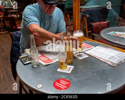 The Mossy Well, ein J D Wetherspoon Pub, wird nach Coronavirus Lockdown für London wieder geöffnet. Stockfoto