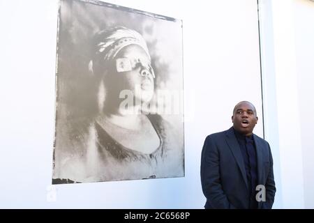 Ein neues öffentliches Projekt, Breath is Invisible, wurde heute von David Lammy MP in Notting Hill mit einer Installation von Werken von Khadija Saye, einer gambischen britischen Künstlerin, die 2017 beim Brand des Grenfell Tower tragisch ums Leben kam, gelobt. Später in diesem Sommer Künstler Martyn Ware , zachary Eastwood-Bloom und Joy Gregory präsentieren neue Aufträge, die in Partnerschaft mit der lokalen Gemeinschaft geschaffen wurden . Breath ist unsichtbar ist die Idee der Patronin und Geschäftsfrau Eiesha Bharti Pasricha und kuratiert von Sigrid Kirk . das Projekt wurde von Labour MP gestartet David Lammy Schatten Staatssekretär . Stockfoto