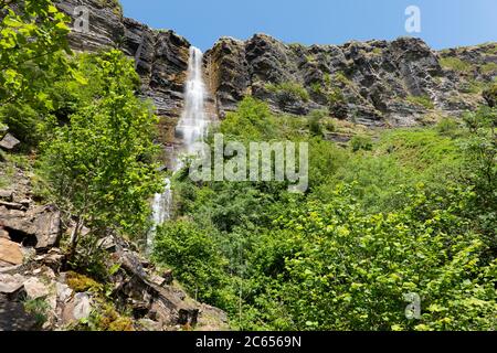 Wasserfall Teufelsschornstein oder Sruth in Aghanidh an Aird, höchster Wasserfall in Irland, Co. Sligo Stockfoto