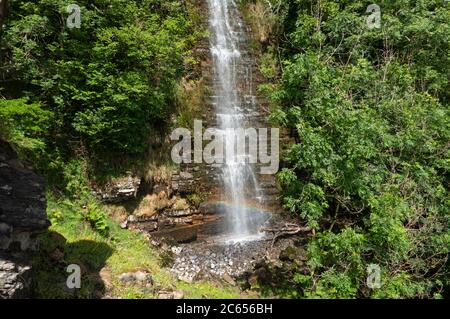 Wasserfall Teufelsschornstein oder Sruth in Aghanidh an Aird, höchster Wasserfall in Irland, Co. Sligo Stockfoto