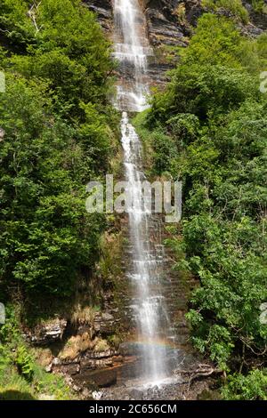 Wasserfall Teufelsschornstein oder Sruth in Aghanidh an Aird, höchster Wasserfall in Irland, Co. Sligo Stockfoto