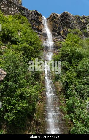 Wasserfall Teufelsschornstein oder Sruth in Aghanidh an Aird, höchster Wasserfall in Irland, Co. Sligo Stockfoto