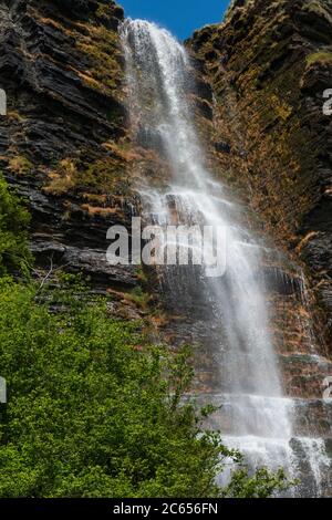 Wasserfall Teufelsschornstein oder Sruth in Aghanidh an Aird, höchster Wasserfall in Irland, Co. Sligo Stockfoto