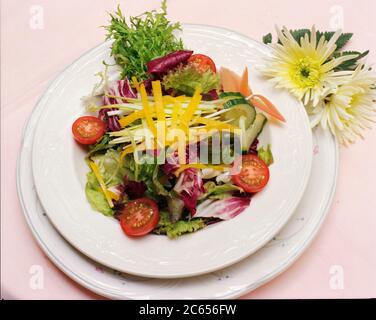 1996, Eröffnung des neu renovierten Palace Hotels, Manchester, North West England, Großbritannien, formell Sitz der Refuge Insurance Company. Teller mit stilisierten Lebensmitteln Stockfoto