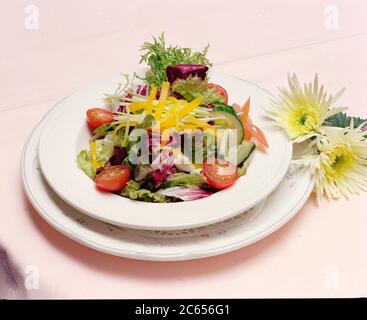 1996, Eröffnung des neu renovierten Palace Hotels, Manchester, North West England, Großbritannien, formell Sitz der Refuge Insurance Company. Teller mit stilisierten Lebensmitteln Stockfoto