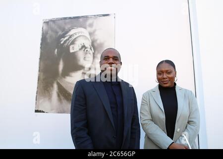 Ein neues öffentliches Projekt, Breath is Invisible, wurde heute von David Lammy MP in Notting Hill mit einer Installation von Werken von Khadija Saye, einer gambischen britischen Künstlerin, die 2017 beim Brand des Grenfell Tower tragisch ums Leben kam, gelobt. Später in diesem Sommer Künstler Martyn Ware , zachary Eastwood-Bloom und Joy Gregory präsentieren neue Aufträge, die in Partnerschaft mit der lokalen Gemeinschaft geschaffen wurden . Breath ist unsichtbar ist die Idee der Patronin und Geschäftsfrau Eiesha Bharti Pasricha und kuratiert von Sigrid Kirk . das Projekt wurde von Labour MP gestartet David Lammy Schatten Staatssekretär . Stockfoto