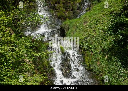 Wasserfall Teufelsschornstein oder Sruth in Aghanidh an Aird, höchster Wasserfall in Irland, Co. Sligo Stockfoto