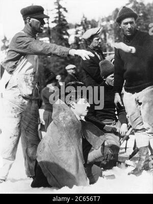 CHARLIE CHAPLIN in Kostüm als der Tramp und Kameramann ROLAND TOTHEROH (rechts) am Drehort des Drehs zum GOLDRAUSCH 1925 Regisseur / Schriftsteller CHARLES CHAPLIN Charles Chaplin Productions / United Artists Stockfoto