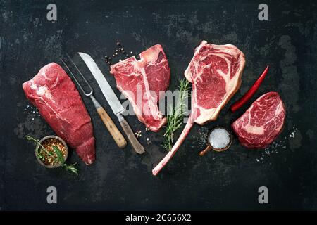 Verschiedene rohe Rindersteaks zum Grillen Stockfoto