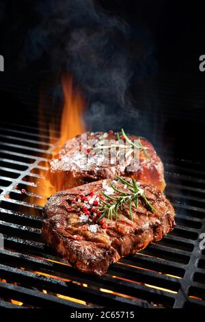 Rindersteaks vom Grill mit Flammen Stockfoto