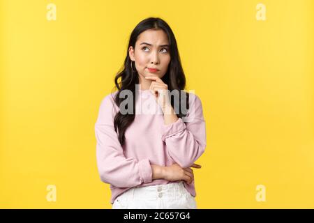 Menschen Emotionen, Lifestyle und Modekonzept. Ernst aussehende komplizierte asiatische Frau denken, runzelte und schauen oben links Ecke mit nachdenklich Stockfoto