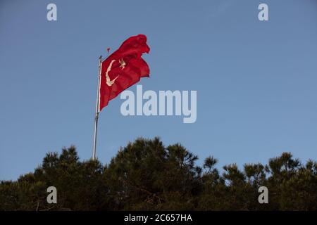 Türkische Flagge schwenkten im blauen Himmel Stockfoto