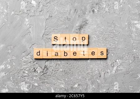 Stoppen Diabetes Wort auf Holzblock geschrieben. Stoppen Sie Diabetes Text auf Zement Tabelle für Ihre Desing, Draufsicht Konzept. Stockfoto