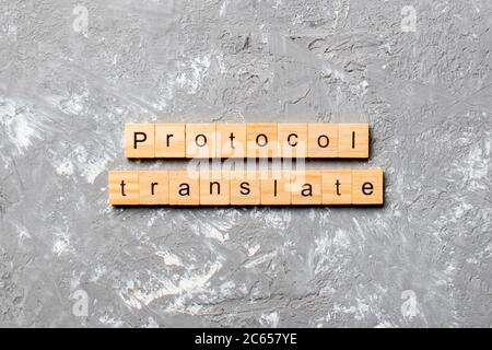 PROTOKOLL übersetzen Wort auf Holzblock geschrieben. PROTOKOLL Text auf Zement Tabelle für Ihr Design übersetzen, Konzept. Stockfoto