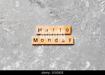 hallo montag Wort auf Holzblock geschrieben. hallo montag Text auf Zement-Tisch für Ihr Design, Konzept. Stockfoto