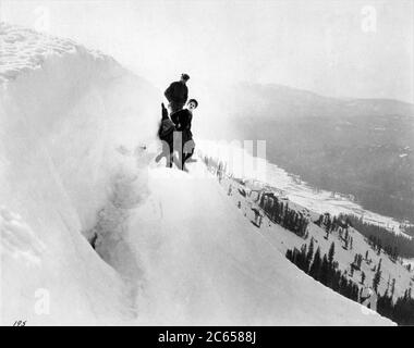 Editorial Manager EDWARD MANSON Kameramann ROLAND TOTHEROH und CHARLIE CHAPLIN am Drehort des Drehs zum GOLDRAUSCH 1925 Regisseur / Schriftsteller CHARLES CHAPLIN Charles Chaplin Productions / United Artists Stockfoto