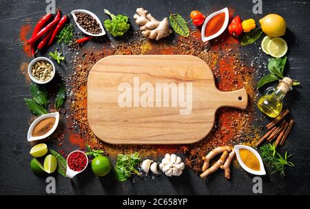 Farbenfroher Hintergrund verschiedener Kräuter und Gewürze in Schüsseln zum Kochen mit Platz für Text Stockfoto