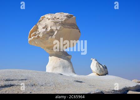 Schöne abstrakte Natur Felsformationen aka Skulpturen Huhn und Pilz bei Sonnenuntergang in der Western White Wüste, Sahara. Ägypten Stockfoto