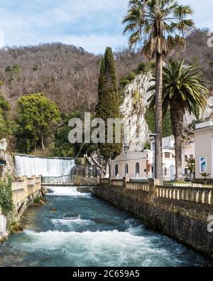 Neu Athos, Abchasien - 6. März. 2020: Der künstliche Wasserfall auf dem Psyrzkha. Berühmte Sehenswürdigkeiten in New Athos. Stockfoto