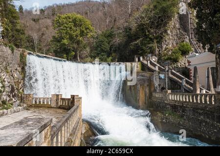 Der künstliche Wasserfall von New Athos auf dem Psyrzkha Fluss. Erstellt 1882. Berühmte Sehenswürdigkeiten in New Athos oder Akhali Atoni, Abchasien Stockfoto