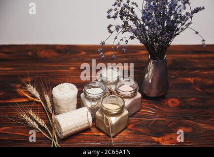 Bio-Kräuterubtan in Glasflasche mit getrockneten Lavendelblüten Stockfoto