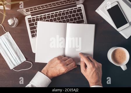Draufsicht auf Geschäftsmänner Hände halten leere Notebook-Modell mit sauberen weißen Seiten als Kopierer Platz Stockfoto