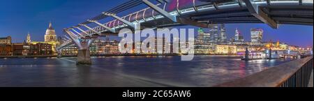 Nächtliches Panorama auf die Themse mit Millenniumsbrücke und der St. Paul's Cathedral und der Skyline der Stadt im Hintergrund. Panoramaaussicht auf das Stadtbild Stockfoto