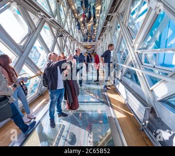 London, Großbritannien. Oktober 2019. Touristen, die das Innere der Tower Bridge mit einem Glasboden über der Themse besuchen. Stockfoto