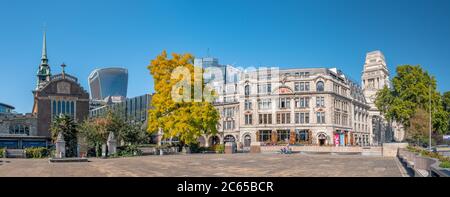 London, Großbritannien. Etwa Im November 2019. Platz auf der Terrasse des Tower Hill an einem sonnigen Herbsttag Stockfoto