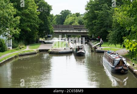 Ein Schmalboot, das Hatton Bottom Lock, Warwick, Warwickshire, England, Großbritannien verlässt Stockfoto