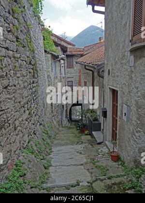 Cima, Como, Italien - 11. August 2019 : Blick auf eine schöne Gasse im Dorfkern von Cima, am Luganer See in der Provinz Como gelegen Stockfoto