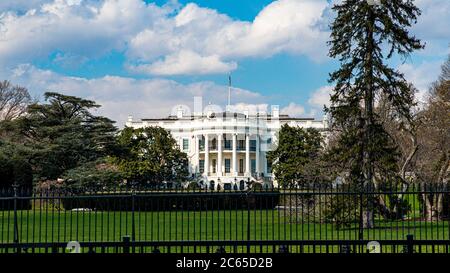 Blick auf das Weiße Haus, die Residenz des Präsidenten und das Oval Office vom Südrasen in Washington DC mit eisernem Sicherheitszaun im Vordergrund Stockfoto