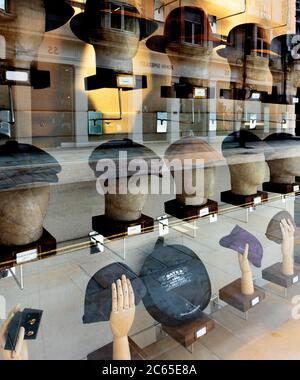 Hüte-Reihe im Fenster von Bates the hatters in der Jermyn Street, St James, London Stockfoto