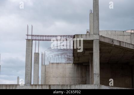 Herausstehende Verstärkung auf der Baustelle eines neuen Hauses. Stockfoto