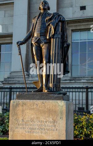 Statue von George Washington auf dem Trafalgar Square, London; Nachbildung des Originals von Jean Antoine Houdon, gegeben durch den Commonwealth of Virginia im Jahr 1921 Stockfoto