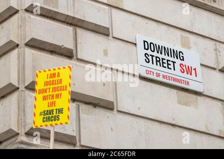London, Großbritannien. Juli 2020. Zirkuskünstler protestieren um finanzielle Unterstützung von der Regierung für ihre Branche. Sie versuchten, einen Brief an Downing Street London zu übergeben Kredit: Ian Davidson/Alamy Live News Stockfoto