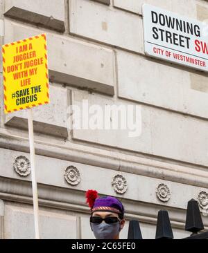 London, Großbritannien. Juli 2020. Zirkuskünstler protestieren um finanzielle Unterstützung von der Regierung für ihre Branche. Sie versuchten, einen Brief an Downing Street London zu übergeben Kredit: Ian Davidson/Alamy Live News Stockfoto