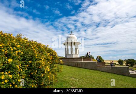 Brighton UK 7. Juli 2020 - Besucher fotografieren das Chertri-Denkmal für die indischen Soldaten, die heute an einem sonnigen Tag in den South Downs nördlich von Brighton im Ersten Weltkrieg starben, aber die Vorhersage für ein unruhiger Wetter in den nächsten paar Tagen Days : Credit Simon Dack / Alamy Live News Stockfoto