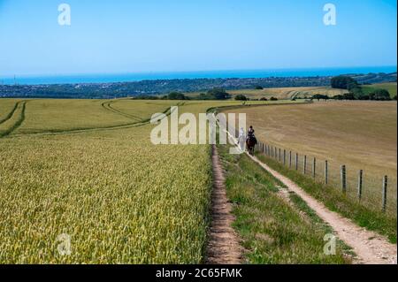 Brighton UK 7. Juli 2020 - Reiter genießen heute den sonnigen Tag auf den South Downs nördlich von Brighton, da die Vorhersage für unruhige Wetterverhältnisse in ganz Großbritannien in den nächsten Tagen ist : Credit Simon Dack / Alamy Live News Stockfoto