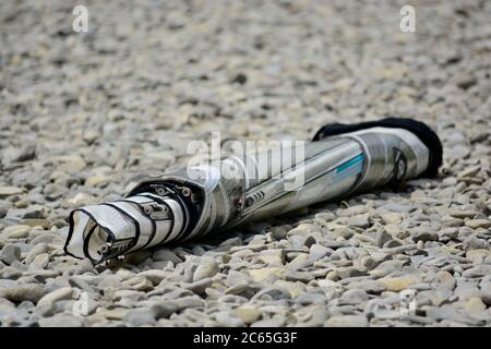 Wassersport in Barry an der Südwalesküste. Menschen genießen die Brandung an einem stürmischen Tag starten auf dem Kiesstrand in Cold Knap und reiten die Wellen. Stockfoto