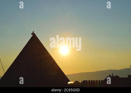 Eine Möwe, die auf dem Dach eines Hauses im Dorf Chuzhir auf der Insel Olchon, Baikalsee, Russland, sitzt Stockfoto