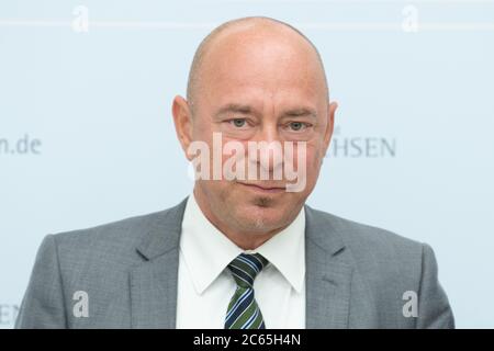 Dresden, Deutschland. Juli 2020. Thomas Feist (CDU), der sächsische Landesbeauftragte für Jüdisches Leben, kommt zu einer Kabinettspressekonferenz im sächsischen Innenministerium. Feist stellte die Ergebnisse seines Tätigkeitsberichts vor. Quelle: Sebastian Kahnert/dpa-Zentralbild/dpa/Alamy Live News Stockfoto