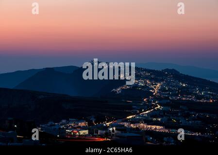 Die Caldera von Santorini mit der Stadt Fira im Vordergrund Aufnahmen vom Dorf Pyrgos bei Sonnenuntergang Stockfoto