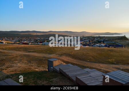 Blick auf das Dorf Khuzhir auf der Insel Olchon, Baikalsee, Russland Stockfoto