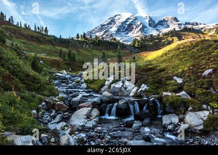 Mount Rainier bei Sonnenuntergang, im Staat Washington. Stockfoto